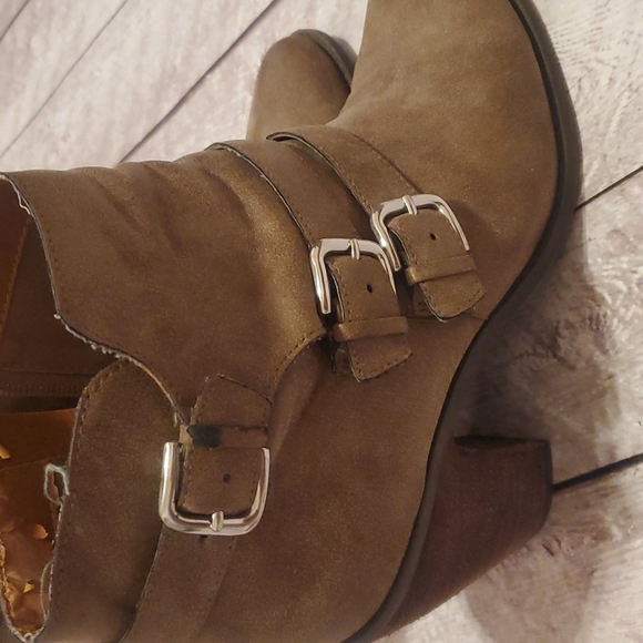 DOLCE VITA Boot Womens 10 Taupe Brown Heeled Ankle Bootie Buckle - Picture 2 of 7